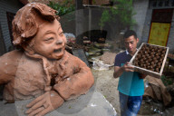 FEATURE -  China: Produktion der 'Mud Cuckoo' Figuren