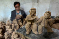 FEATURE -  China: Produktion der 'Mud Cuckoo' Figuren
