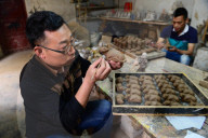 FEATURE -  China: Produktion der 'Mud Cuckoo' Figuren