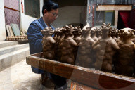 FEATURE -  China: Produktion der 'Mud Cuckoo' Figuren