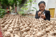FEATURE -  China: Produktion der 'Mud Cuckoo' Figuren
