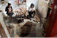 FEATURE -  China: Produktion der 'Mud Cuckoo' Figuren