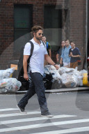 PEOPLE - Bradley Cooper im Lazy-Look in New York unterwegs