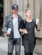 PEOPLE - Aaron Paul und Fru Lauren mit dem Coffee to Go in New York unterwegs