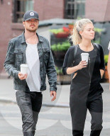 PEOPLE - Aaron Paul und Fru Lauren mit dem Coffee to Go in New York unterwegs