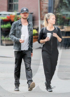 PEOPLE - Aaron Paul und Fru Lauren mit dem Coffee to Go in New York unterwegs