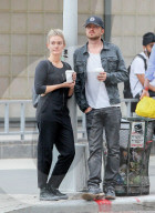 PEOPLE - Aaron Paul und Fru Lauren mit dem Coffee to Go in New York unterwegs