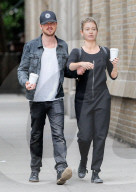 PEOPLE - Aaron Paul und Fru Lauren mit dem Coffee to Go in New York unterwegs