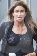 PEOPLE - Caitlyn Jenner verlŠsst den Starbucks in Malibu