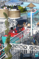 PEOPLE - Drew Barrymore besucht mit den Kids das Disneyland