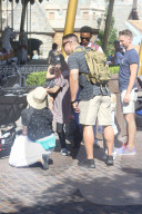 PEOPLE - Drew Barrymore besucht mit den Kids das Disneyland