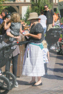 PEOPLE - Drew Barrymore besucht mit den Kids das Disneyland