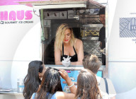 PEOPLE - Khloe Kardashian verschenkt Glace in Los Angeles