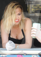 PEOPLE - Khloe Kardashian verschenkt Glace in Los Angeles