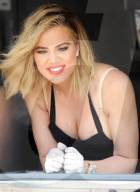 PEOPLE - Khloe Kardashian verschenkt Glace in Los Angeles