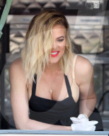 PEOPLE - Khloe Kardashian verschenkt Glace in Los Angeles