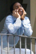 PEOPLE - Kelly Rowland scheint ein intensives Telefonat zu führen