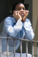 PEOPLE - Kelly Rowland scheint ein intensives Telefonat zu führen