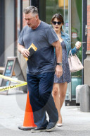PEOPLE - Happy Family: Alec und Hilaria Baldwin mit Klein Carmen in New York unterwegs