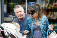 PEOPLE - Happy Family: Alec und Hilaria Baldwin mit Klein Carmen in New York unterwegs