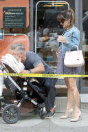 PEOPLE - Happy Family: Alec und Hilaria Baldwin mit Klein Carmen in New York unterwegs