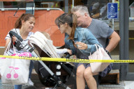 PEOPLE - Happy Family: Alec und Hilaria Baldwin mit Klein Carmen in New York unterwegs