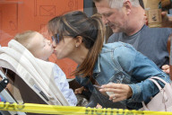 PEOPLE - Happy Family: Alec und Hilaria Baldwin mit Klein Carmen in New York unterwegs