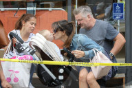 PEOPLE - Happy Family: Alec und Hilaria Baldwin mit Klein Carmen in New York unterwegs