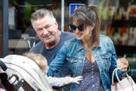 PEOPLE - Happy Family: Alec und Hilaria Baldwin mit Klein Carmen in New York unterwegs