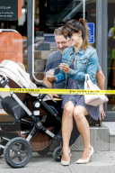 PEOPLE - Happy Family: Alec und Hilaria Baldwin mit Klein Carmen in New York unterwegs