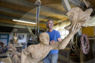 FEATURE - Seefahrer Claus Hartmann in seinem Galionsfiguren Atelier 