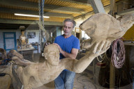 FEATURE - Seefahrer Claus Hartmann in seinem Galionsfiguren Atelier 