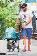 PEOPLE - Daddy on Duty: Bobby Cannavale mit Klein Rocco unterwegs