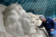 FEATURE - Zum Jubiläum: Die Queen in Sand gemeisselt