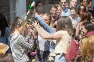 FEATURE - Die Studenten von Cambridge feiern ihr Examen