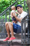 PEOPLE - Daddy on Duty: Bobby Cannavale mit Klein Rocco unterwegs