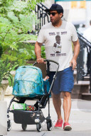 PEOPLE - Daddy on Duty: Bobby Cannavale mit Klein Rocco unterwegs