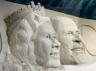 FEATURE - Zum Jubiläum: Die Queen in Sand gemeisselt
