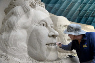 FEATURE - Zum Jubiläum: Die Queen in Sand gemeisselt