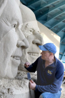 FEATURE - Zum Jubiläum: Die Queen in Sand gemeisselt