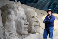 FEATURE - Zum Jubiläum: Die Queen in Sand gemeisselt