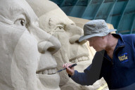 FEATURE - Zum Jubiläum: Die Queen in Sand gemeisselt