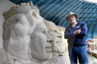 FEATURE - Zum Jubiläum: Die Queen in Sand gemeisselt