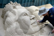 FEATURE - Zum Jubiläum: Die Queen in Sand gemeisselt
