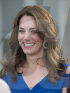 PEOPLE - Lady in Blue: Kate die Herzogin von Cambridge am SportsAid Dinner
