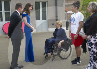 PEOPLE - Lady in Blue: Kate die Herzogin von Cambridge am SportsAid Dinner
