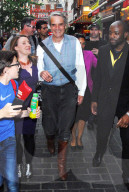 EXKLUSIV - Jeremy Irons mit dem Töff in Chinatown in London