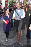 EXKLUSIV - Jeremy Irons mit dem Töff in Chinatown in London