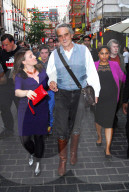 EXKLUSIV - Jeremy Irons mit dem Töff in Chinatown in London