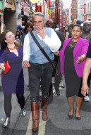 EXKLUSIV - Jeremy Irons mit dem Töff in Chinatown in London